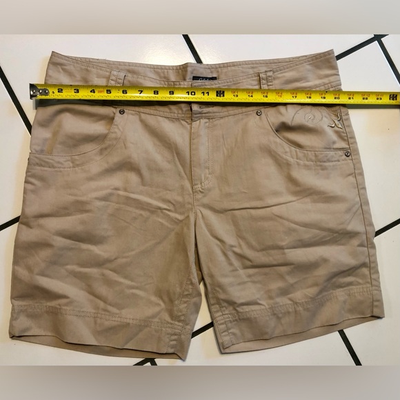 Ladies size 14 Cabellas brand walking/hiking/dress shorts in khaki - Picture 9 of 10